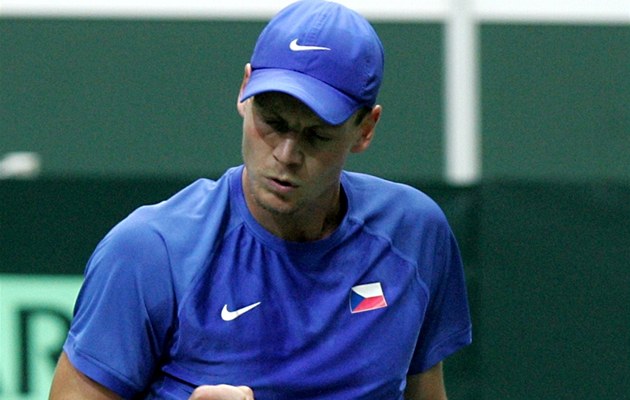RADOST PO VÍT�ZNÉM ÚDERU. Tomá� Berdych se hecuje v duelu se Simone Bolellim.