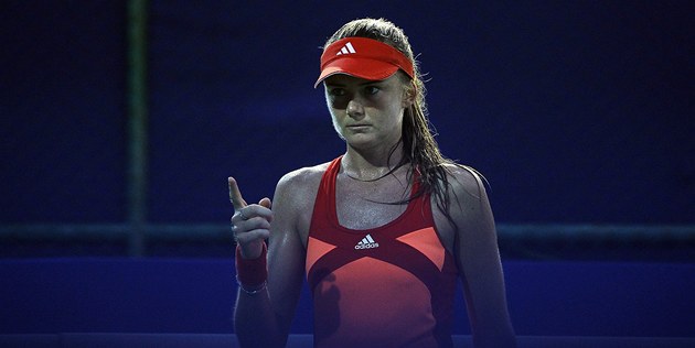 POZOR NA M�! Slovenská tenistka Daniela Hantuchová b�hem zápasu s Ruskou