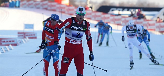 SUVERÉN. Petter Northug (vp�edu) dovezl norskou �tafetu do cíle na prvním míst�.