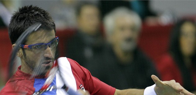 BOJ O POSTUP. Srbský tenista Janko Tipsarevi� b�hem daviscupového zápasu se
