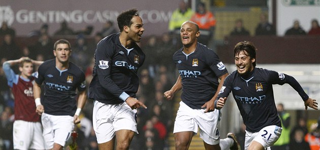 PO�KEJ NA NÁS! David Silva, Vincent Kompany a Aleksandar Kolarov z Manchesteru