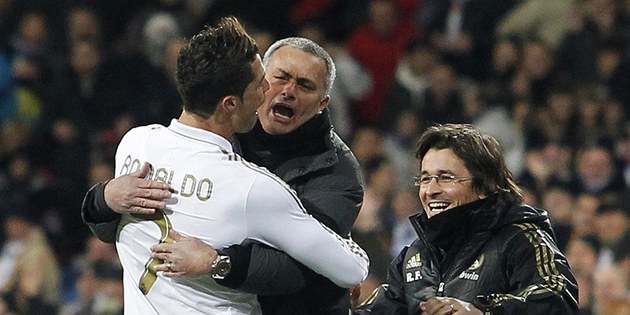 SKOK TRENÉROVI DO NÁRU�Í. Cristiano Ronaldo se po jedné ze svých branek do sít�