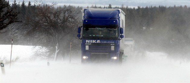 Sníh komplikuje dopravu na Vysočině. Havaroval kamion s dobytkem i autobus