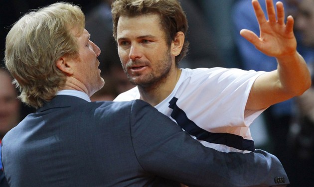 V OBLEKU. Kapitán amerického daviscupového týmu Jim Courier gratuluje Mardymu
