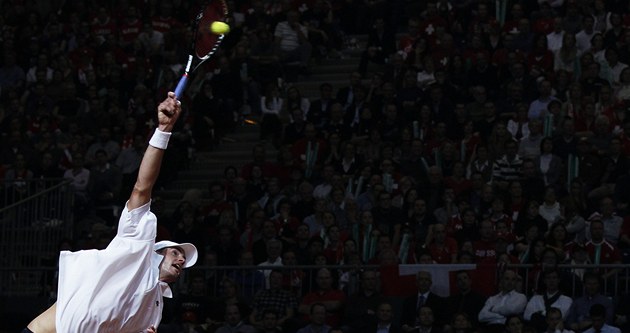SERVIS. Americký tenista John Isner podává v utkání Davisova poháru proti