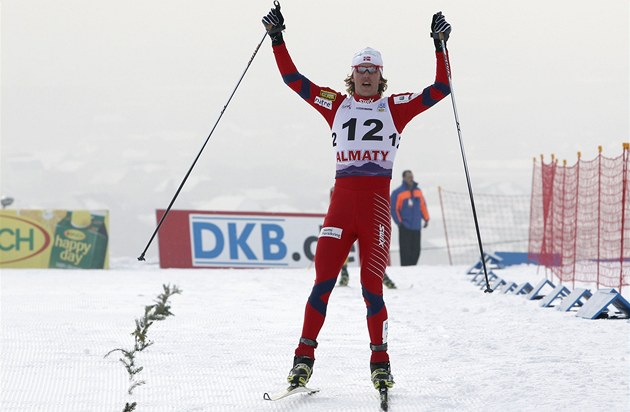 Mikko Kokslien se raduje z vít�zství v závod� SP v severské kombinaci v