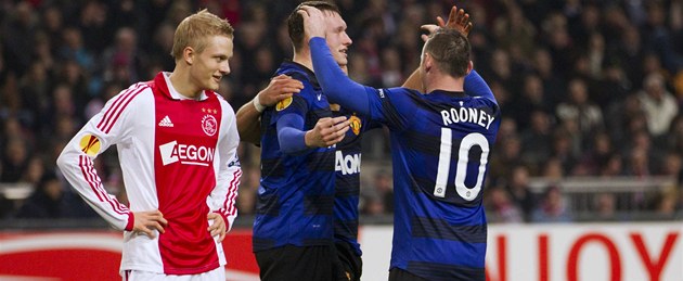 Fotbalisté Manchesteru United se radují z gólu v Evropské lize na h�i�ti Ajaxu: