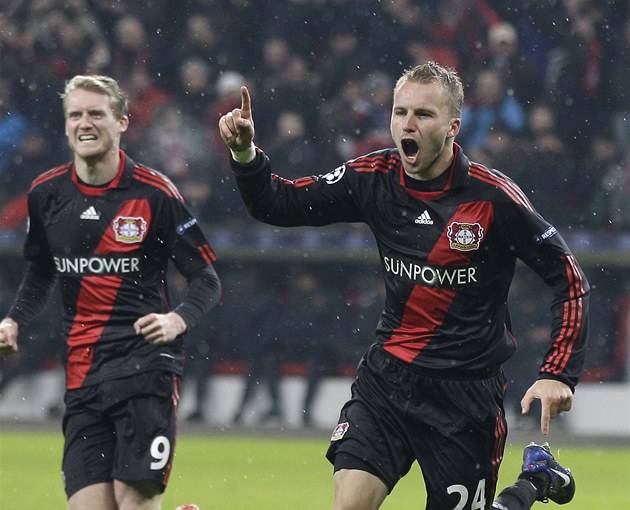 Michal Kadlec z Leverkusenu práv� hlavou p�ekonal barcelonského gólmana Valdese.
