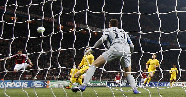 PRVNÍ GÓL. Kevin Prince Boateng pálí na branku Arsenalu a jeho bomba p�inesla AC Milán vedení 1:0. Gólman Wojciech Szczesny byl bez �ance. Skóre nakonec narostlo na 4:0.