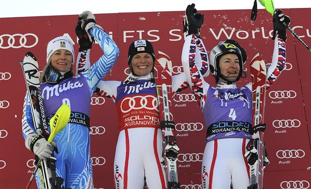 ��ASTNÁ TROJICE. Slalom v Ando�e zvládla nejlépe Marlies Schildová (uprost�ed),