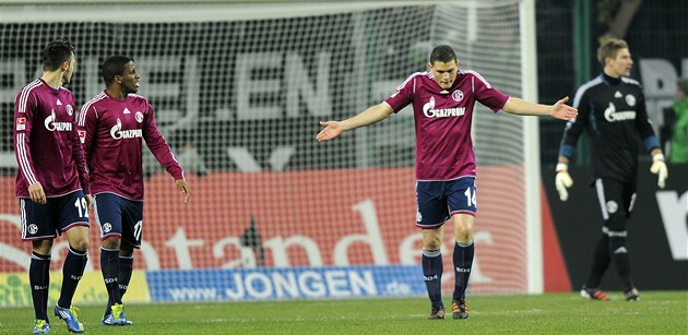 CO NA M� KOUKÁTE? Kyriakos Papadopoulos (t�etí zleva) ze Schalke poté, co jeho