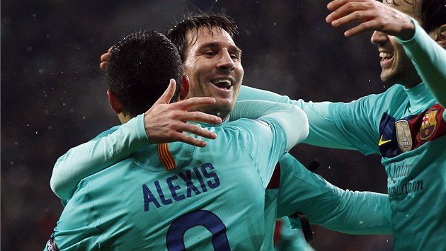 ST�ELECKÉ DUO. St�elec dvou gól� Alexis Sánchez (zády) gratuluje k tref�