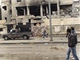 Syan se dvaj ve mst Homs na budovu pokozenou boji mezi povstalci a
