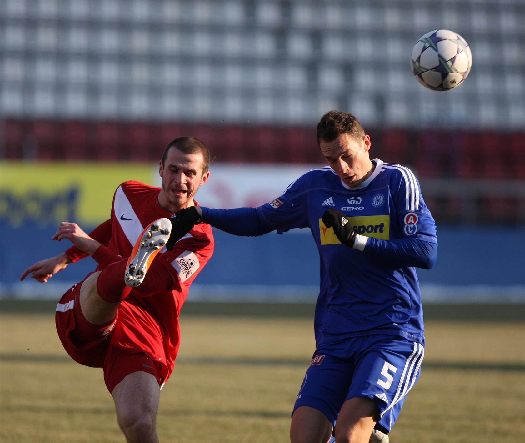 Tren�ínský Peter Kle��ik centruje, zblokovat mí� se pokou�í Jakub Podaný z