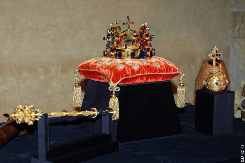 �eské korunova�ní klenoty p�i poslední expozici v roce 2008