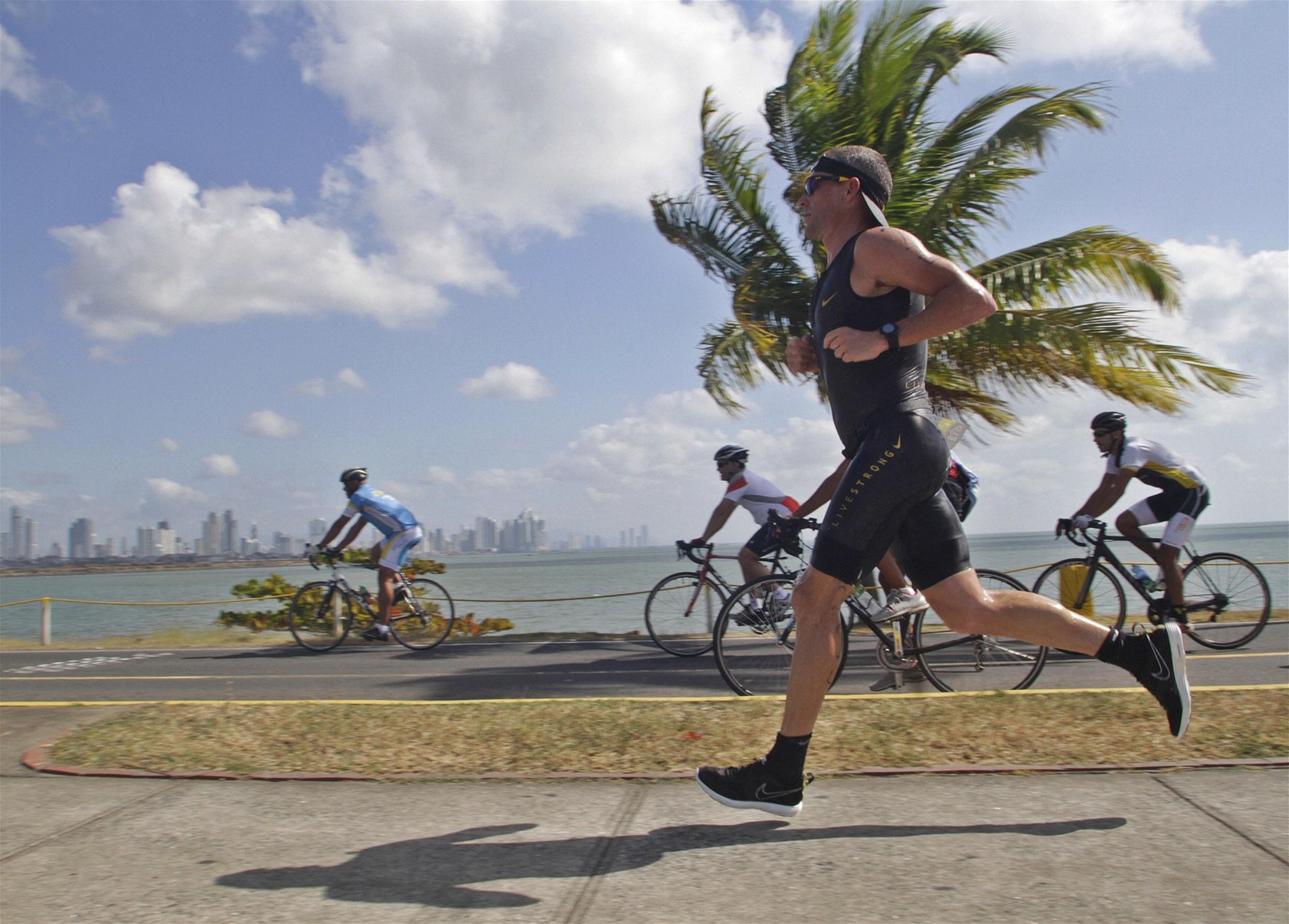 Lance Armstrong p�i triatlonu v Panam�