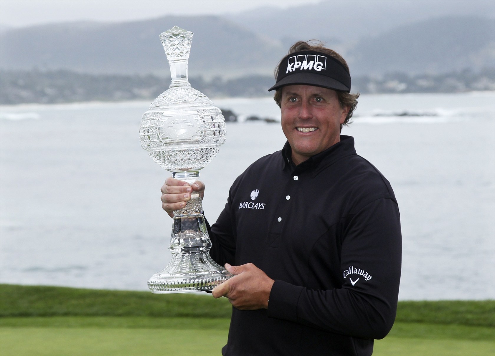 Phil Mickelson s trofejí pro vít�ze turnaje v  Pebble Beach.