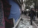 Vymlácené výlohy obchod v ulicích Atén (13. února 2012)