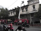 Obyvatelé Atén obhlíí následky noních stet. (13. února 2012)