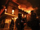 Výtrníci zapálili v ecké metropoli desítky budov. (13. února 2012)