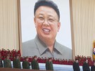 Severokorejtí vojáci se klaní portrétu velkého vdce (16. února 2012)