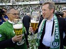 Christian Wulff a trenér fotbalist Wolfsburgu Felix Magath zapíjí prvenství v