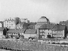Historický snímek Anglického nábeí v Plzni z roku 1940 s kopulí Malého