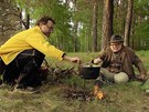 Arnot Goldflam a Josef Poláek si v lese pipravují salát ze smr.