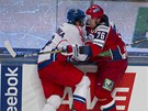 KAM SE TLAÍ? eský hokejista Michal Barinka v souboji u mantinelu s Rusem