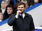 NJAK NÁM TO NEJDE. Trenér Chelsea André Villas-Boas s rozpaitým výrazem ve