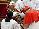 Arcibiskup praský Dominik Duka pevzal z rukou papee Benedikta XVI. ve