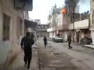 Zábr z amatérského videa, které zachycuje situaci v Homsu. Agentura AP