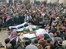 Poheb lidí v syrské provincii Idlib, kteí byli údajn zabiti bhem potyek s