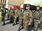Syrtí vojáci nesou rakve koleg. Agentura Reuters upozornila, e snímek