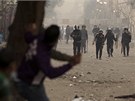 Demonstranti házejí na policisty kamení bhem protest ped ministerstvem