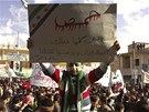 Protesty v syrskémmst Bin nedaleko Idlibu. Na plakátu stojí: "Jsme s Homsem.