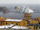 Vrak lodi Costa Concordia u zasneného italského ostrova Giglio (11. února