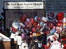 Fanoušci Whitney Houston přinesli ke kostelu Nové naděje květiny, svíčky i...
