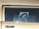 Pohřební vůz s tělem Whitney Houston zdobila její fotografie a citát z její...