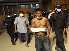 Policisté vedou peiví vzn z káznice Comayagua. (16. února 2012)