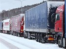 Odstavené kamiony ped hraniním pechodem v Náchod. (15. února 2012)