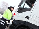 Policie odstavuje kamiony na obchvatu eské Skalice kvli neprjezdnému