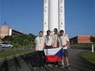 eský tým a v pozadí maketa rakety Ariane 5 a vstupní budovy kosmodromu
