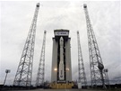 Raketa Vega je ji pipravena na odpalovací ramp. Za ní  mobilní montání hala.