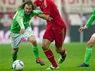 Nová akvizice Wolfsburgu Petr Jiráek (vlevo) uniká v zápase nmecké fotbalové