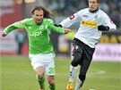 Nová akvizice Wolfsburgu Petr Jiráek (vlevo) bojuje o mí s Patrickem
