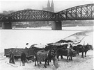 Povozy leda na vltavském nábeí v Praze roku 1929. V pozadí elezniní most