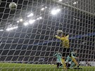 GÓL Michal Kadlec práv stílí gól Barcelon v Lize mistr, branká Valdés se