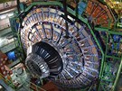 Zábr sestavování detektoru CMS na urychlovai LHC. Je to jeden ze dvou