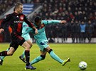 Alexis Sánchez z Barcelony stílí gól do sít Leverkusenu, Michal Kadlec piel